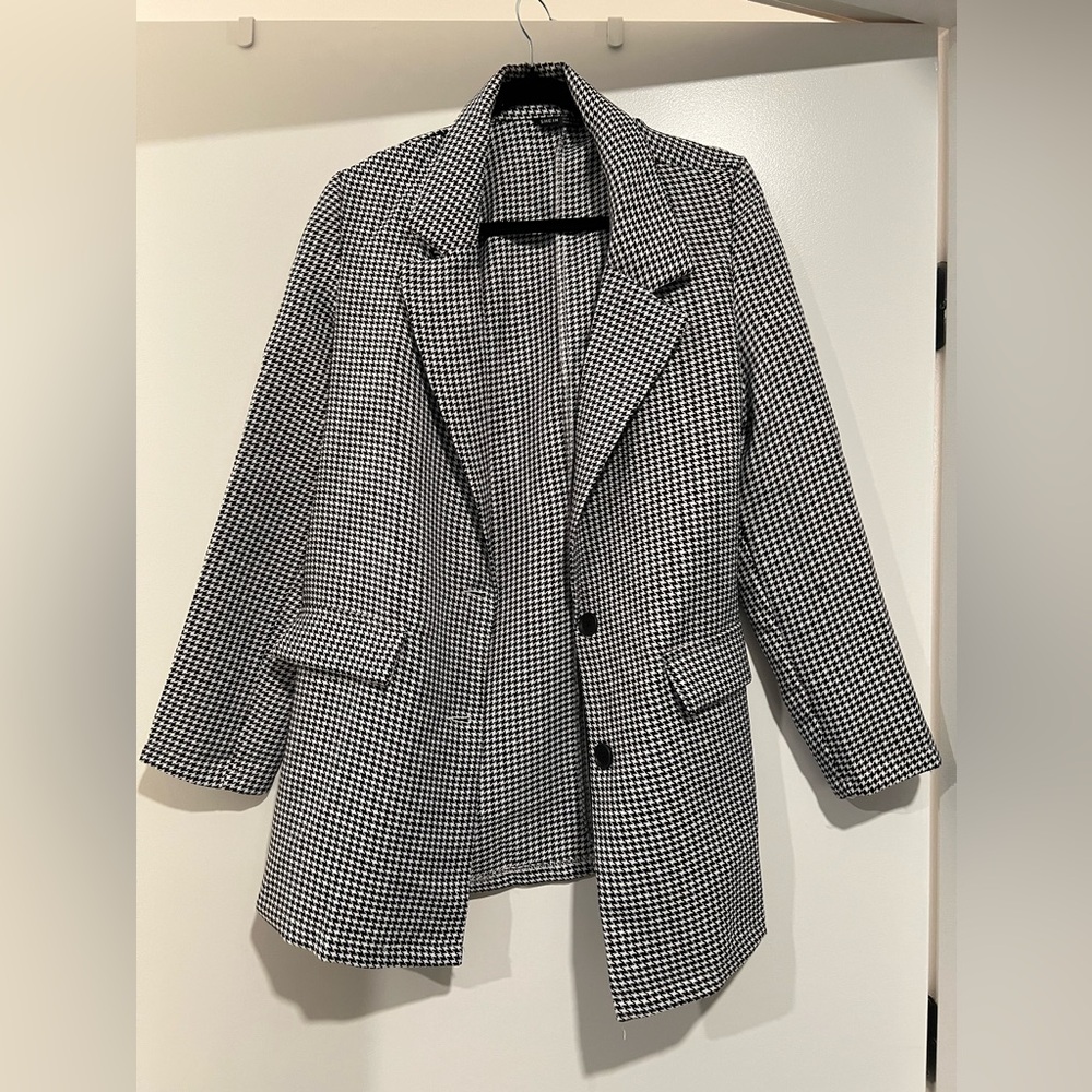 Black and white blazer, oversized fit - minor thread pulls (see pics)